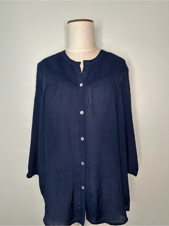 Tops - Nanette Lepore navy Lrg button front, 3/4 sleeve rayon/poly crinkle fabric
